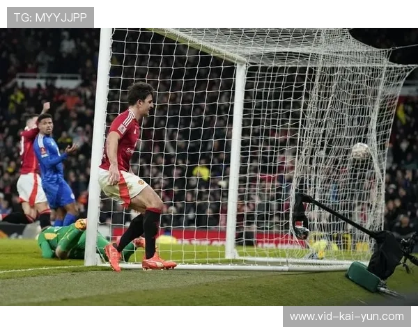 马奎尔头球中框，曼联开局攻势如潮